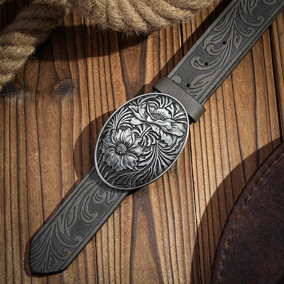 A men's and women's casual retro belt Western style! PU leather belt with metal buckle, suitable for daily work wear